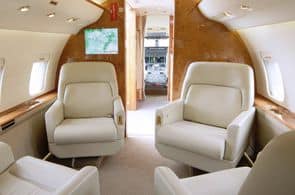 Luxuriöse Kabine einer Bombardier Challenger 604