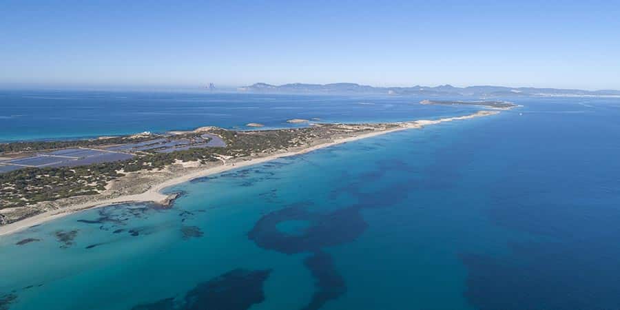 Blick auf Formentera - diese Insel können Sie mit einem Flug im Privatjet nach Ibiza direkt erreichen